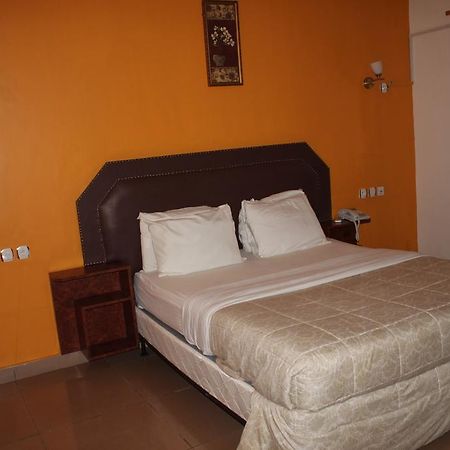 Zambezi Inn Hotel Конакри Екстериор снимка
