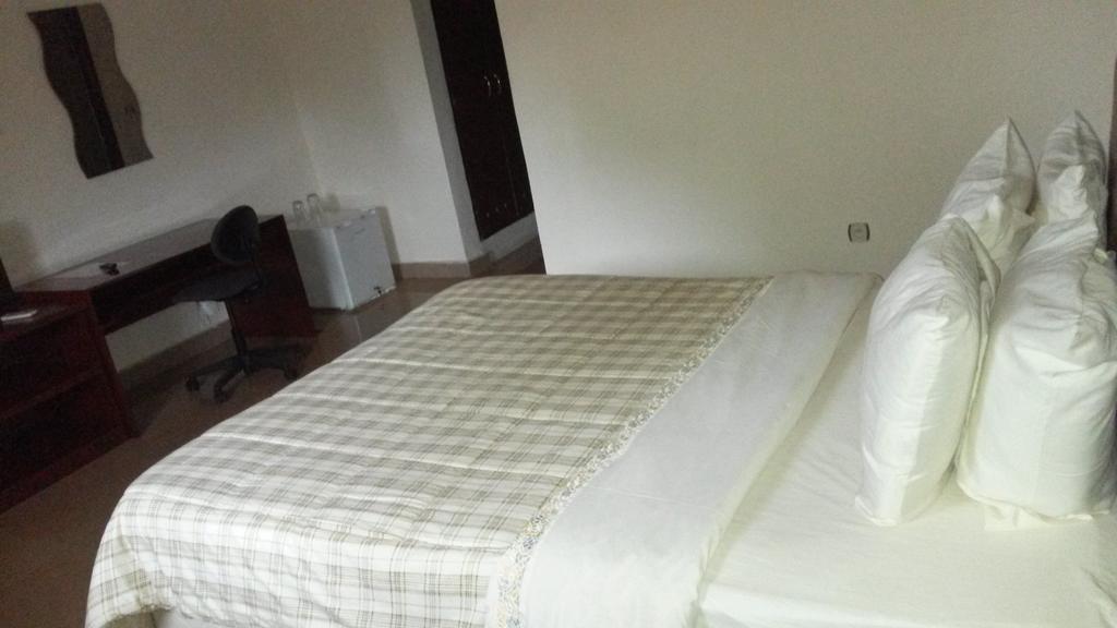 Zambezi Inn Hotel Конакри Стая снимка
