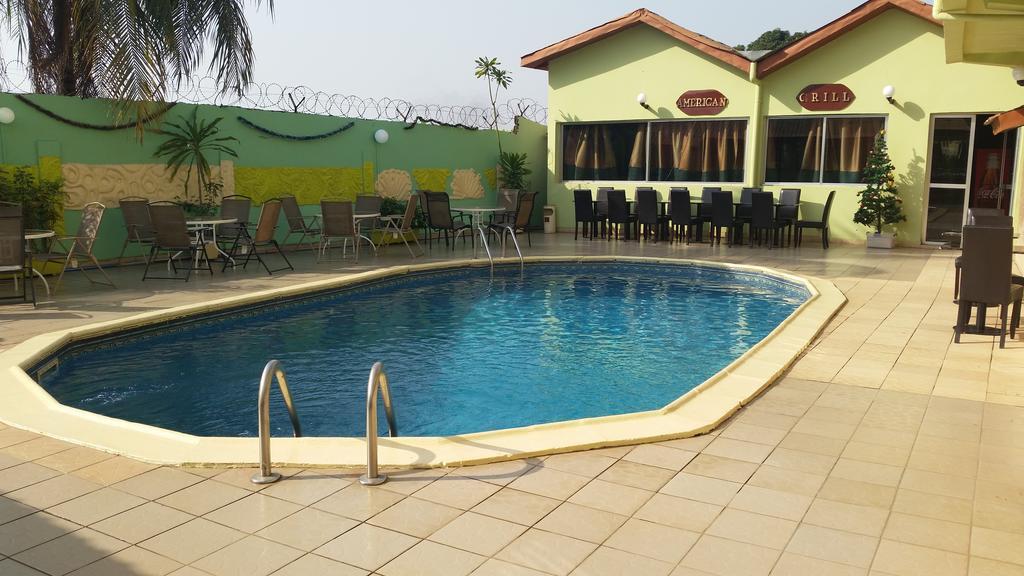 Zambezi Inn Hotel Конакри Екстериор снимка