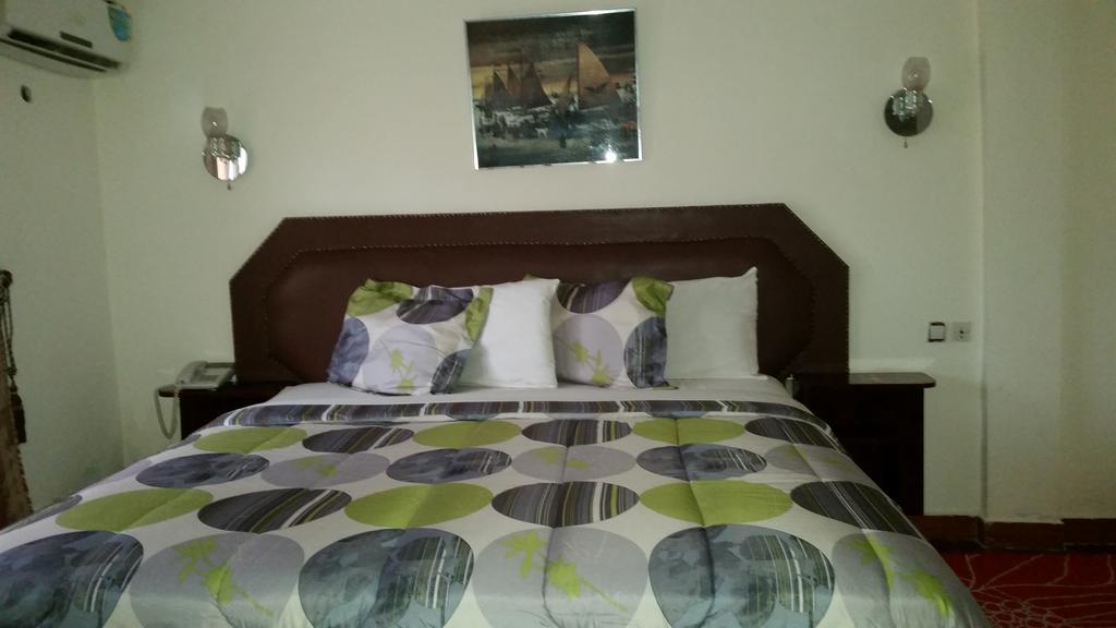 Zambezi Inn Hotel Конакри Стая снимка