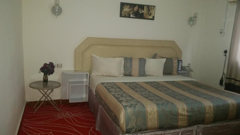 Zambezi Inn Hotel Конакри Екстериор снимка