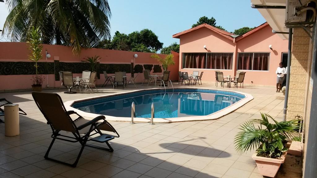Zambezi Inn Hotel Конакри Екстериор снимка