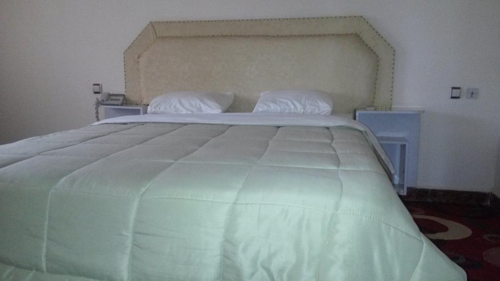 Zambezi Inn Hotel Конакри Стая снимка