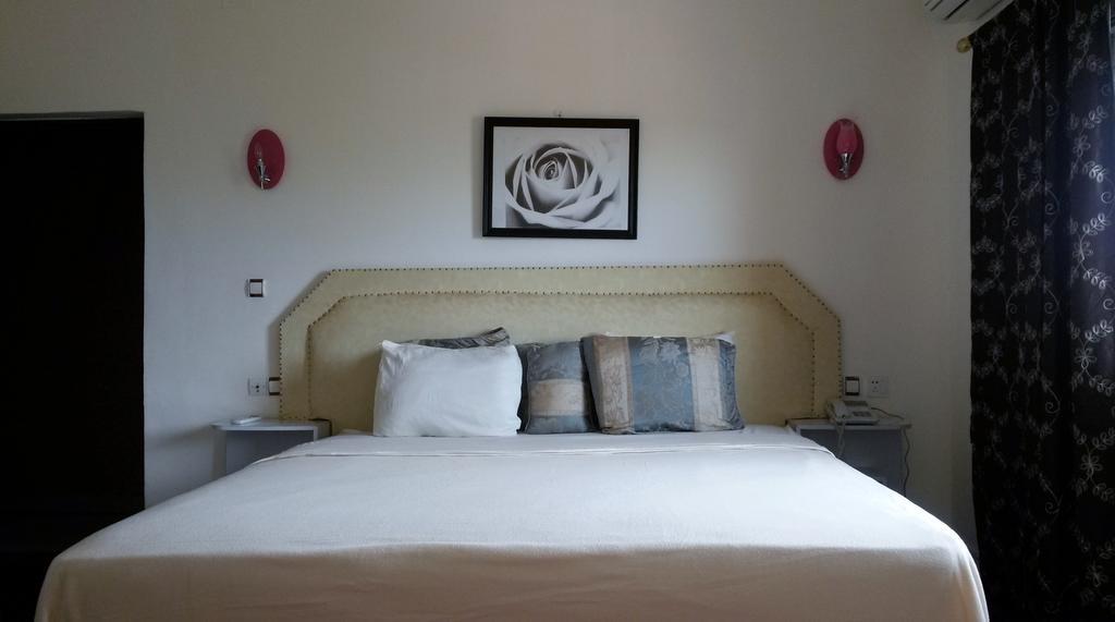 Zambezi Inn Hotel Конакри Стая снимка