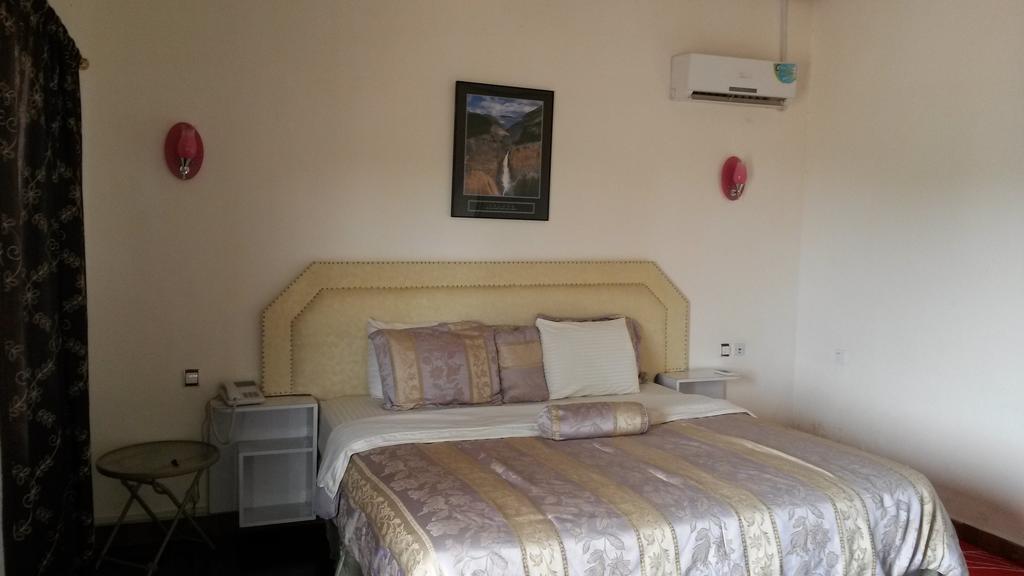 Zambezi Inn Hotel Конакри Екстериор снимка