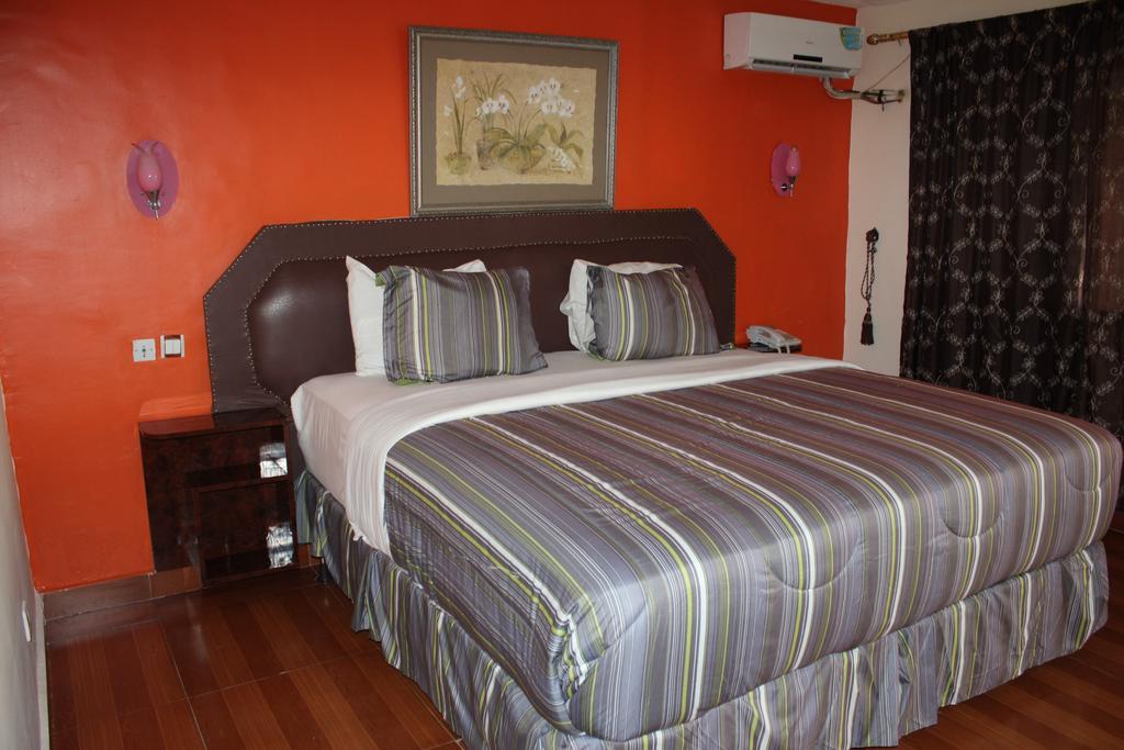 Zambezi Inn Hotel Конакри Екстериор снимка