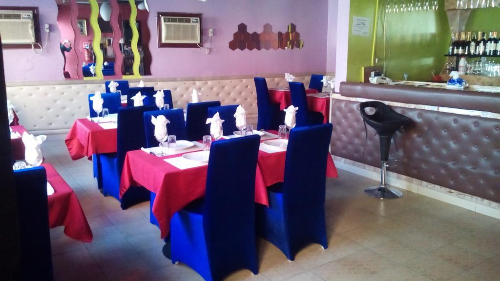 Zambezi Inn Hotel Конакри Екстериор снимка