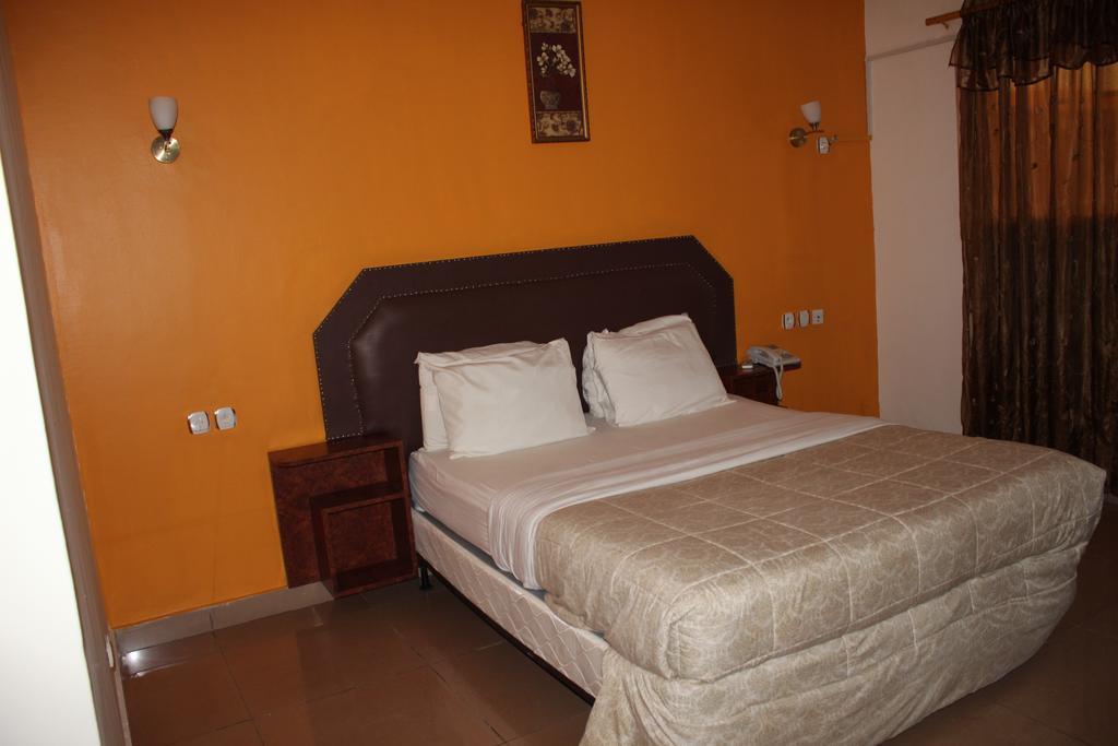 Zambezi Inn Hotel Конакри Екстериор снимка