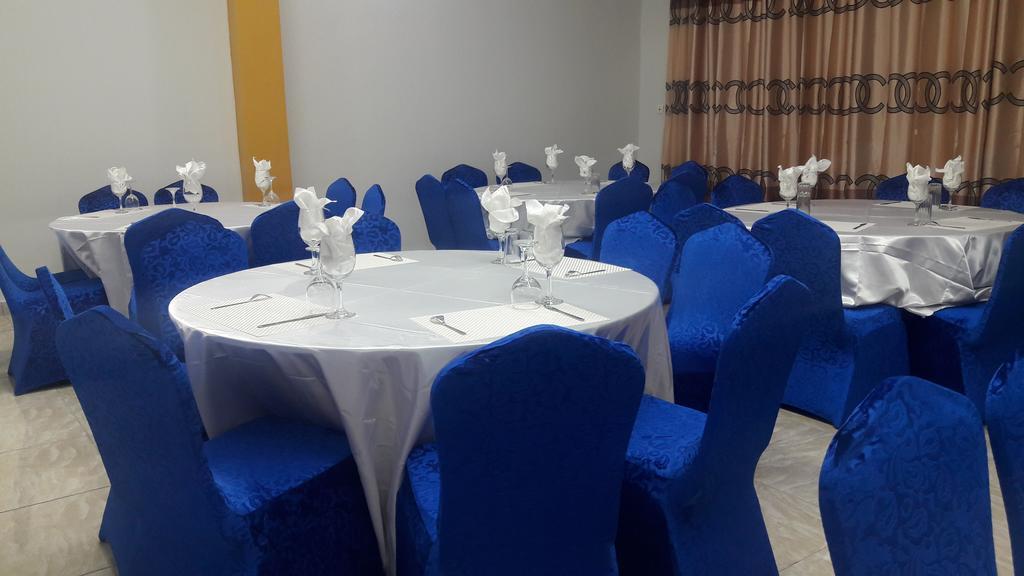 Zambezi Inn Hotel Конакри Екстериор снимка